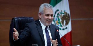 Bedolla, gran impulsor en la defensa y protección de productos regionales: especialistas El gobernador Alfredo Ramírez Bedolla durante el conversatorio sobre marcas colectivas e indicaciones geográficas.