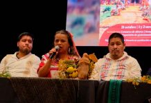 En Cuanajo, Michoacán, las ofrendas para las almas se cargan a caballo, no en el lomo de un Xoloitzcuintle Un tradicional caballito de madera adornado con flores y ofrendas durante la celebración de Noche de Muertos en Cuanajo, Michoacán.