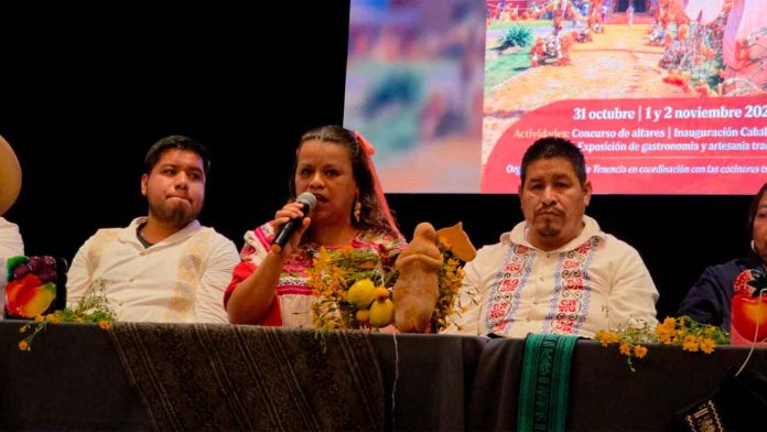 caballito-madera-noche-muertos-cuanajo-michoacan Un tradicional caballito de madera adornado con flores y ofrendas durante la celebración de Noche de Muertos en Cuanajo, Michoacán.