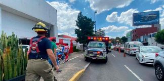 Caída de andamio deja tres obreros lesionados afuera de un Banco Santander en Morelia Paramédicos y bomberos atienden a 3 obreros lesionados tras la caída de un andamio afuera del banco Santander en Morelia, Michoacán.