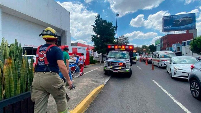 Paramédicos y bomberos atienden a 3 obreros lesionados tras la caída de un andamio afuera del banco Santander en Morelia, Michoacán.