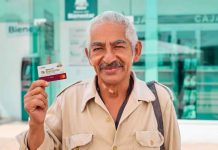 Fechas oficiales para el último pago de la Pensión del Bienestar en 2026 Tarjeta del Banco del Bienestar junto a un listado de fechas de pago de los programas sociales.