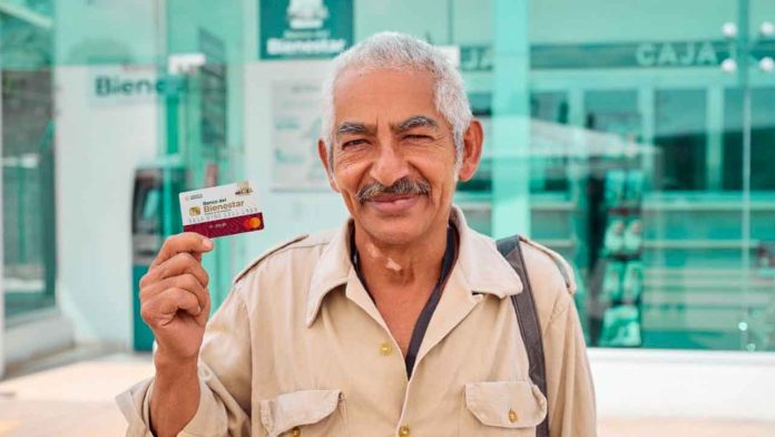 calendario-pagos-pension-bienestar-noviembre-diciembre-2026 Tarjeta del Banco del Bienestar junto a un listado de fechas de pago de los programas sociales.