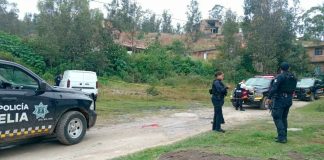 Localizan camioneta baleada y abandonada en la Pablo Galeana, Morelia Patrullas resguardando una camioneta abandonada con impactos de bala en la colonia Pablo Galeana de la Tenencia Morelos.