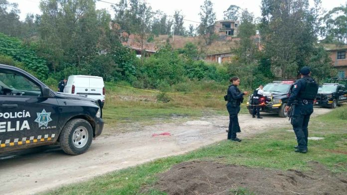 Patrullas resguardando una camioneta abandonada con impactos de bala en la colonia Pablo Galeana de la Tenencia Morelos.