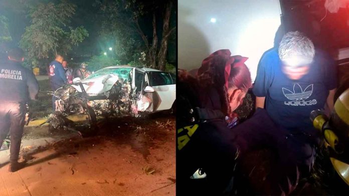 Automóvil destrozado de la parte frontal tras chocar contra un árbol sobre el camellón central del Libramiento Poniente de Morelia, Michoacán.