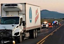 #VIDEO // Automóvilista muere tras chocar contra camión de Farmacias Guadalajara en la región de Cuitzeo Fuerte accidente vial donde un automóvil chocó de frente contra un camión de Farmacias Guadalajara en la carretera Morelia-Salamanca.