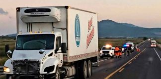 #VIDEO // Automóvilista muere tras chocar contra camión de Farmacias Guadalajara en la región de Cuitzeo Fuerte accidente vial donde un automóvil chocó de frente contra un camión de Farmacias Guadalajara en la carretera Morelia-Salamanca.