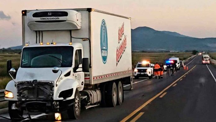Fuerte accidente vial donde un automóvil chocó de frente contra un camión de Farmacias Guadalajara en la carretera Morelia-Salamanca.