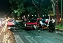 AMR atiende a hombre herido tras choque entre dos autos al sur de Morelia