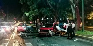 AMR atiende a hombre herido tras choque entre dos autos al sur de Morelia