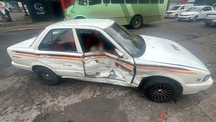 choque-taxi-camioneta-ventura-puente-morelia Vehículos siniestrados tras un fuerte choque entre un taxi y una camioneta sobre el cruce de Lázaro Cárdenas y Ventura Puente en Morelia.