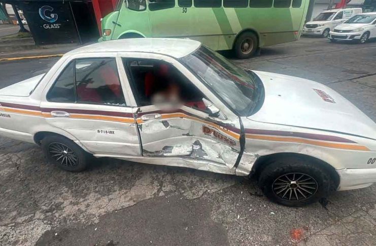 Choque entre taxi y camioneta deja una persona lesionada en Morelia Vehículos siniestrados tras un fuerte choque entre un taxi y una camioneta sobre el cruce de Lázaro Cárdenas y Ventura Puente en Morelia.