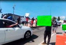Piden cortadores de aguacate apoyo económico ante paro de huertas en Uruapan Cortadores de aguacate solicitando apoyo económico a los automovilistas en el Boulevard Industrial de Uruapan.