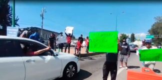 Piden cortadores de aguacate apoyo económico ante paro de huertas en Uruapan Cortadores de aguacate solicitando apoyo económico a los automovilistas en el Boulevard Industrial de Uruapan.