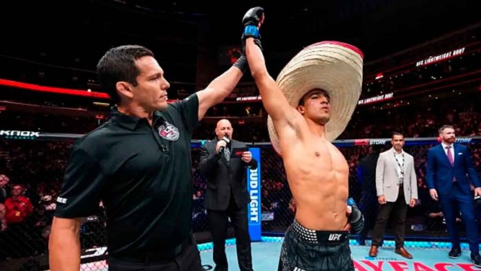 cristian-perez-debut-ufc-nocaut-adame El peleador mexicano Cristian Pérez celebra su primera victoria por nocaut tras debutar en la UFC frente al canadiense Kyle Nelson.
