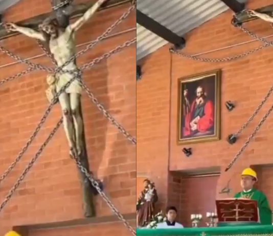 #VIDEO // Aseguran a Cristo con cadenas tras accidentes de sacerdotes Un Cristo de madera asegurado con gruesas cadenas para evitar accidentes en la iglesia.