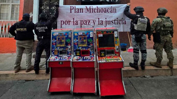 Máquinas tragamonedas aseguradas por autoridades de seguridad durante cateos en La Piedad, Michoacán.