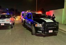 Detienen a dueño de panadería por golpear a su exempleado en Saltillo Patrullas resguardan la calle en Saltillo tras la detención del dueño de una panadería que golpeó a un exempleado por presunto robo.