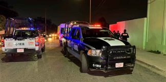 Detienen a dueño de panadería por golpear a su exempleado en Saltillo Patrullas resguardan la calle en Saltillo tras la detención del dueño de una panadería que golpeó a un exempleado por presunto robo.