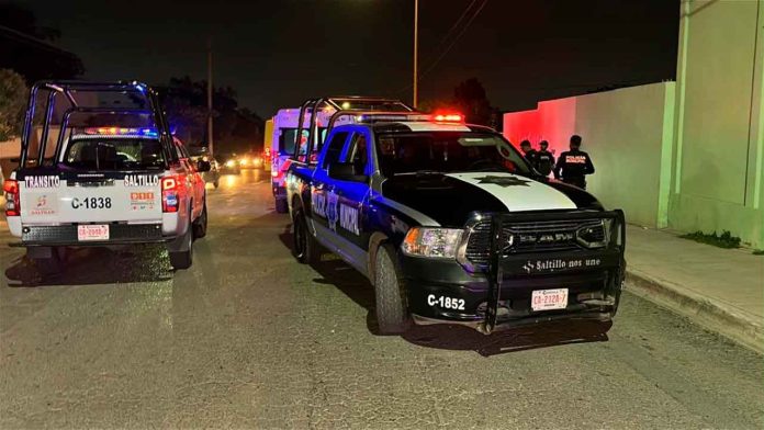 detienen-dueno-panaderia-golpea-exempleado-saltillo Patrullas resguardan la calle en Saltillo tras la detención del dueño de una panadería que golpeó a un exempleado por presunto robo.