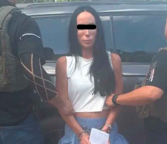 Detienen a Inés Gómez Mont en Florida; esto se sabe de su arresto y posible extradición Inés Gómez Mont, expresentadora de televisión, custodiada por autoridades policiales tras su detención en Florida, Estados Unidos.