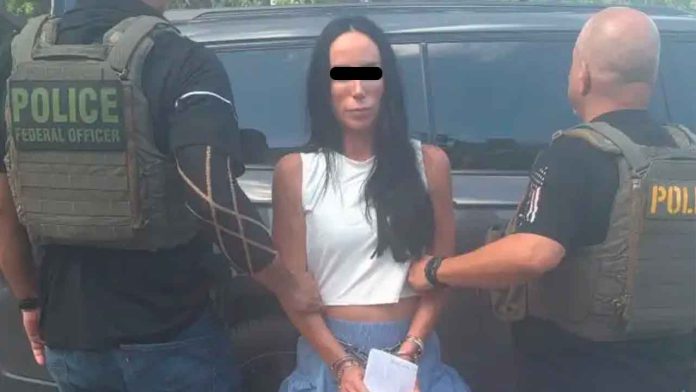 detienen-ines-gomez-mont-florida-eeuu-lavado-dinero Inés Gómez Mont, expresentadora de televisión, custodiada por autoridades policiales tras su detención en Florida, Estados Unidos.