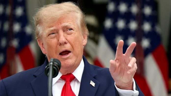 Donald Trump emite un discurso durante un mitin político en Kentucky sobre los aranceles y el financiamiento del muro fronterizo.