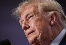 Donald Trump propone renombrar el océano Atlántico o Pacífico como “Océano Trump” El presidente Donald Trump hablando frente a sus simpatizantes durante un mitin político en Clarksville, Tennessee.