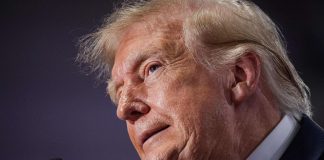 Donald Trump propone renombrar el océano Atlántico o Pacífico como “Océano Trump” El presidente Donald Trump hablando frente a sus simpatizantes durante un mitin político en Clarksville, Tennessee.
