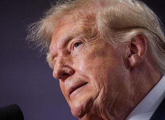 Donald Trump propone renombrar el océano Atlántico o Pacífico como “Océano Trump” El presidente Donald Trump hablando frente a sus simpatizantes durante un mitin político en Clarksville, Tennessee.