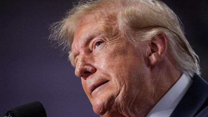 El presidente Donald Trump hablando frente a sus simpatizantes durante un mitin político en Clarksville, Tennessee.