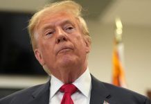 Donald Trump afirma que tiene derecho a un tercer mandato El presidente de Estados Unidos, Donald Trump, emitiendo un discurso durante un mitin político en Iowa.