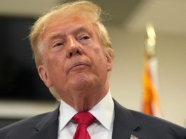 Donald Trump afirma que tiene derecho a un tercer mandato El presidente de Estados Unidos, Donald Trump, emitiendo un discurso durante un mitin político en Iowa.