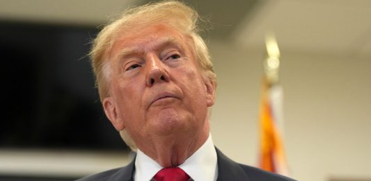 Donald Trump afirma que tiene derecho a un tercer mandato El presidente de Estados Unidos, Donald Trump, emitiendo un discurso durante un mitin político en Iowa.