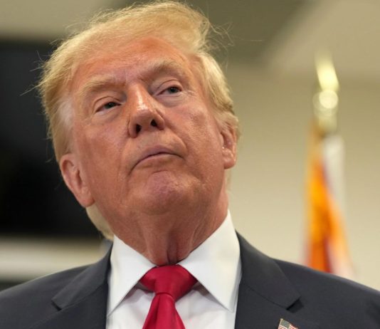 Donald Trump afirma que tiene derecho a un tercer mandato El presidente de Estados Unidos, Donald Trump, emitiendo un discurso durante un mitin político en Iowa.