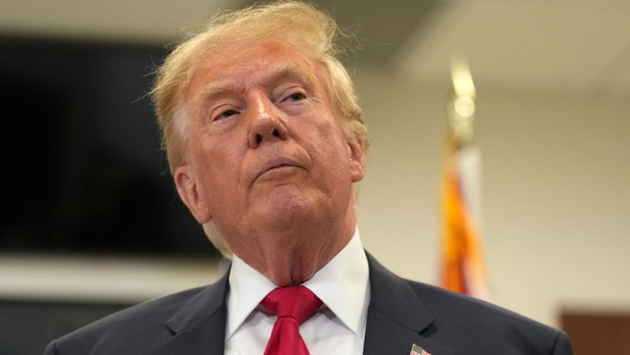 El presidente de Estados Unidos, Donald Trump, emitiendo un discurso durante un mitin político en Iowa.