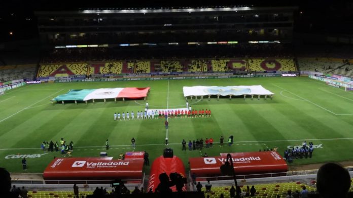 ejercito-mexicano-estadio-morelos-plan-dn-iii Elementos del Ejército Mexicano y la Guardia Nacional despliegan una bandera monumental en el estadio Morelos de Morelia.