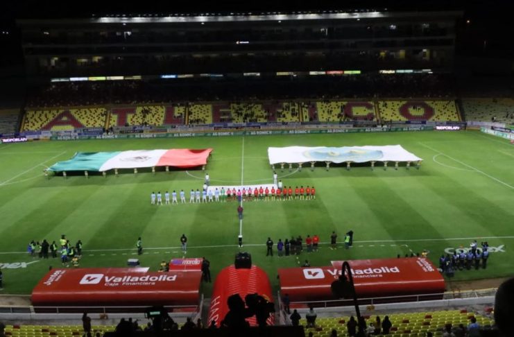 Ejército Mexicano celebra 60 años del Plan DN-III-E en estadio Morelos Elementos del Ejército Mexicano y la Guardia Nacional despliegan una bandera monumental en el estadio Morelos de Morelia.