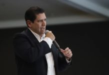 Llevemos a Michoacán, y Morelia a dar el siguiente paso: Ernesto Núñez rinde cuentas de su segundo añolegislativo Fotografía del diputado federal Ernesto Núñez Aguilar durante la presentación de su segundo informe de actividades legislativas en Morelia.