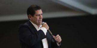 Llevemos a Michoacán, y Morelia a dar el siguiente paso: Ernesto Núñez rinde cuentas de su segundo añolegislativo Fotografía del diputado federal Ernesto Núñez Aguilar durante la presentación de su segundo informe de actividades legislativas en Morelia.