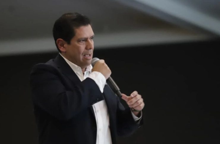 Llevemos a Michoacán, y Morelia a dar el siguiente paso: Ernesto Núñez rinde cuentas de su segundo añolegislativo Fotografía del diputado federal Ernesto Núñez Aguilar durante la presentación de su segundo informe de actividades legislativas en Morelia.