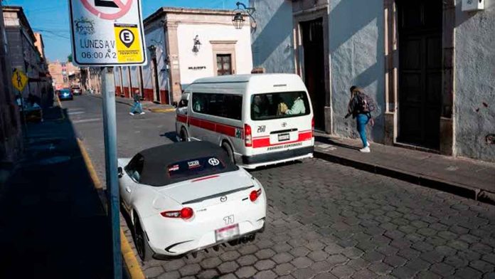 Vehículos estacionados sobre las calles Abasolo y Guillermo Prieto en el Centro Histórico de Morelia durante el Festival Internacional de Cine.