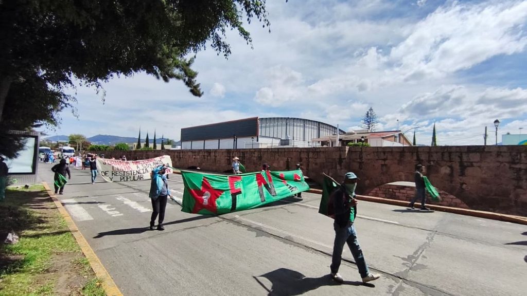 Enfrentamiento y agresiones contra elementos de la Policía Morelia por parte de integrantes del FNLS en la avenida Acueducto.