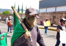 Integrantes del FNLS, agreden a agentes de Policía Morelia