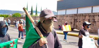 Integrantes del FNLS, agreden a agentes de Policía Morelia
