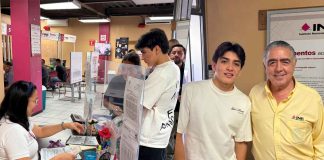 Gilberto Mora tramita su primera credencial del INE en Tijuana