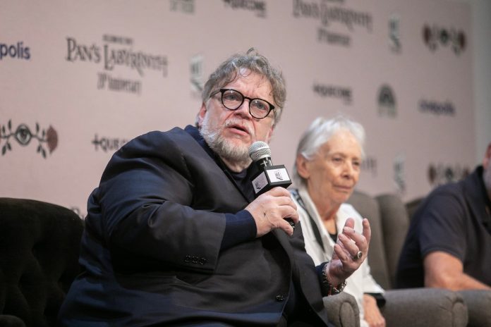 guillermo-del-toro-respalda-protesta-por-agua-contaminada-en-guadalajara_8957a479-962a-4f12-aaad-e9e9a0263dfa_mediarawimage=true