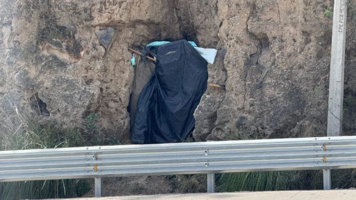 Alfredo, el joven en situación de calle que habita en una grieta del Periférico Ecológico de Puebla, dialogando con personal del DIF. Nota Completa Redacción / Grupo Marmor Alfredo, el joven en situación de calle que se volvió viral por habitar dentro de una grieta en el Periférico Ecológico de Puebla, rechazó la propuesta del Sistema Estatal DIF para trasladarse a un albergue seguro y mejorar su calidad de vida. Lee también: [Pega aquí el título de la otra nota con su link] Personal de la dependencia acudió al lugar, a la altura de la avenida de los Duques, para advertirle sobre el inminente riesgo de deslaves por la temporada de lluvias. A pesar de los esfuerzos de las autoridades y de ofrecerle un espacio en el Centro Histórico de la ciudad poblana, Alfredo decidió no aceptar el refugio, argumentando que un amigo ya le había ofrecido un lugar donde quedarse. ¿Qué pasará con el joven que vive en la grieta de Puebla? Durante la intervención, el joven recibió ropa y artículos de higiene básica. En su charla con las autoridades, reconoció tener problemas de adicciones, pero manifestó no estar interesado en recibir tratamiento para dejar las sustancias. Tras casi cuatro años viviendo en situación de calle, subsistiendo del reciclaje y la ayuda ciudadana, el personal del DIF le informó que las puertas del albergue en Puebla permanecerán abiertas por si en el futuro decide aceptar el apoyo integral.