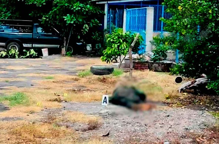 Hallan a hombre sin vida junto a un arma larga en Apatzingán